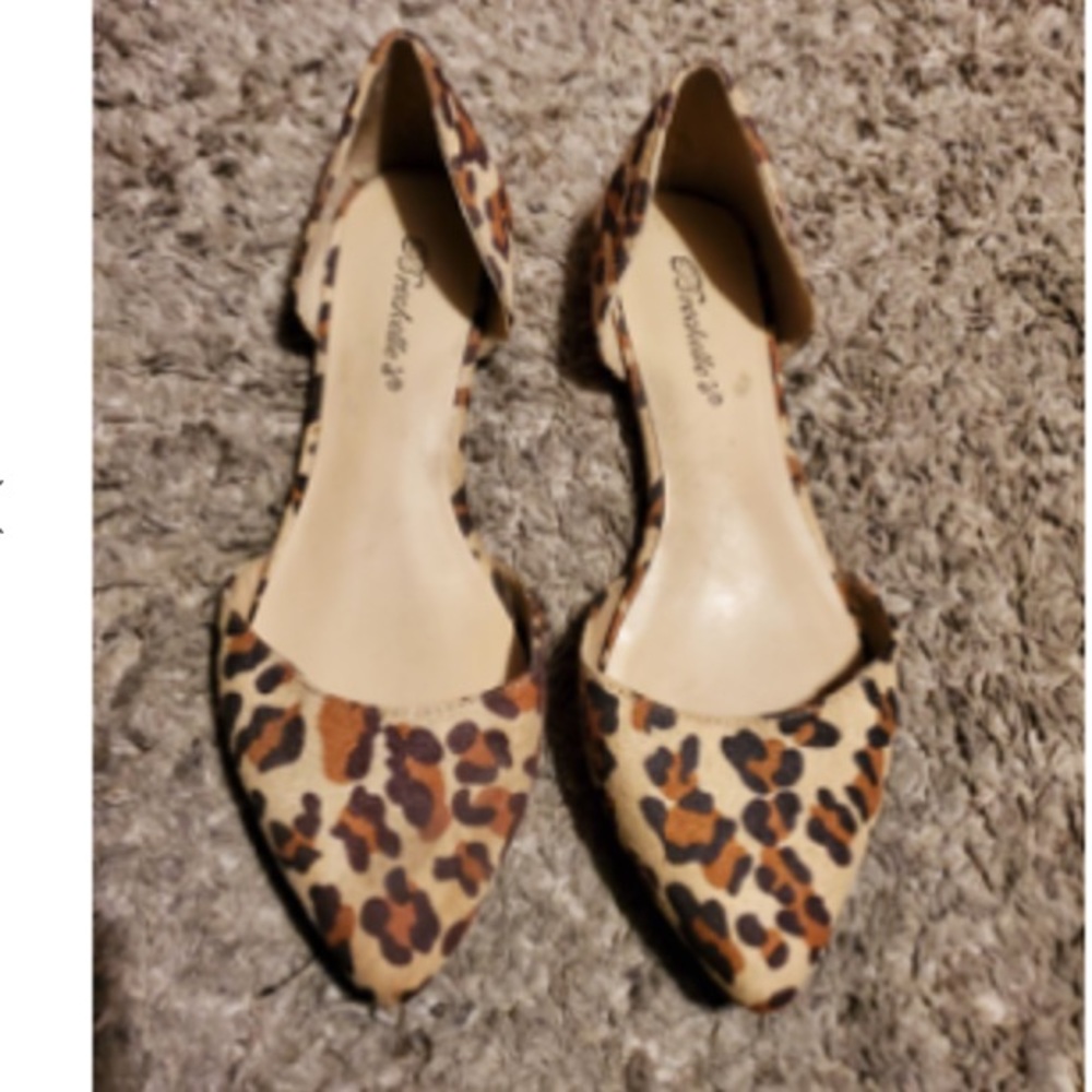 EUC Breckell's leopard cut out pointy flats size 8